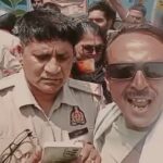 UP: भ्रष्टाचारी है ये दरोगा…सड़क पर निकला यूपी पुलिस के एसआई का जुलूस, वीडियो हुआ वायरल