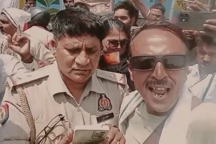 UP: भ्रष्टाचारी है ये दरोगा…सड़क पर निकला यूपी पुलिस के एसआई का जुलूस, वीडियो हुआ वायरल