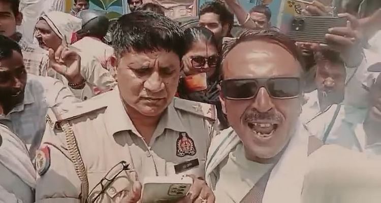 UP: भ्रष्टाचारी है ये दरोगा…सड़क पर निकला यूपी पुलिस के एसआई का जुलूस, वीडियो हुआ वायरल
