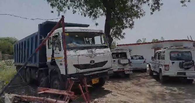 Hamirpur Road Accident: तेज रफ्तार डंपर ने बाइक सवारों को रौंदा, तीन की मौत…नहीं पहने थे हेलमेट, जांच शुरू