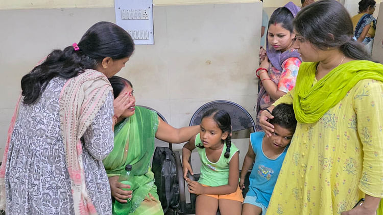 पति की हैवानियत: पकौड़ी बना रही पत्नी का चाकू से काटा गला, पेट पर भी किए कई वार
