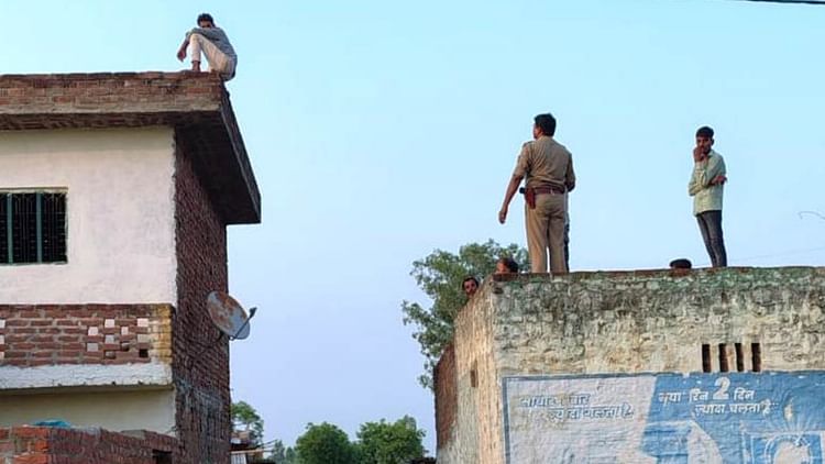 Bareilly News: ग्रामीणों ने पागल कहकर चिढ़ाया तो युवक ने ऐसा कदम… गांव में मच गई खलबली