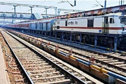 UP: ट्रेन की बोगी के दरवाजे से खींच ले गई मौत, युवक के साथ हुआ ऐसा हादसा…जिसे देखकर कांप गए यात्री