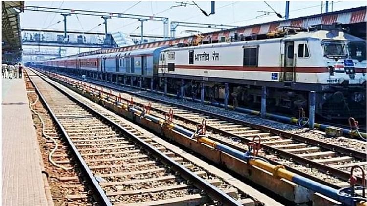 UP: ट्रेन की बोगी के दरवाजे से खींच ले गई मौत, युवक के साथ हुआ ऐसा हादसा…जिसे देखकर कांप गए यात्री