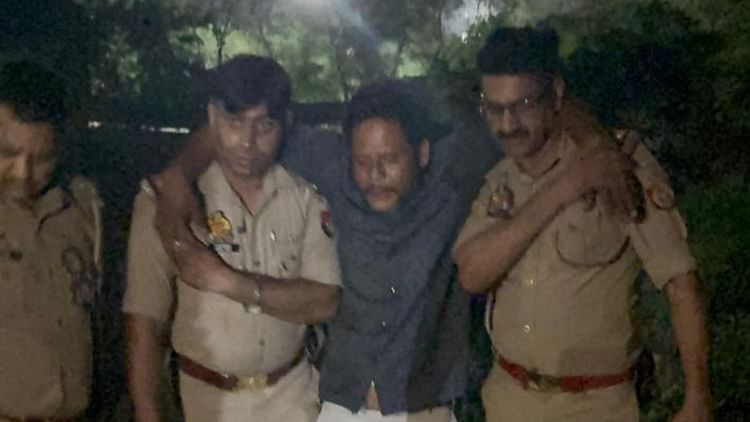 UP Encounter: ‘साहब माफ कर दो… गलती हो गई’, दिनदहाड़े जरी कारीगर का कत्ल करने वाला बदमाश पुलिस के सामने रोया