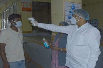 Aligarh: कोरोना संक्रमित आठ साल पहले रहा टीबी मरीज, घर पहुंची टीम, दीनदयाल में शुरू होगी आरटीपीसीआर जांच