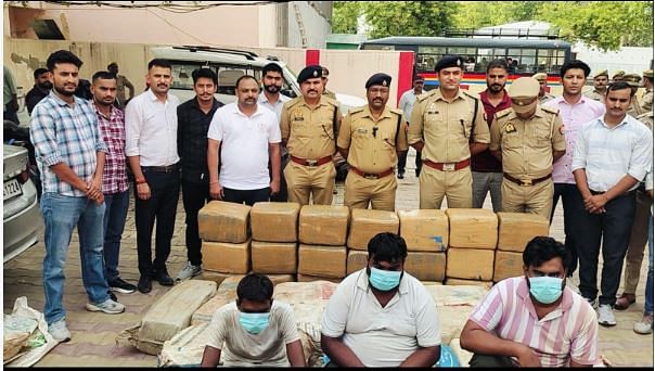 Agra News: ट्रक के खुफिया केबिन में तीन करोड़ का माल, फटी रह गईं पुलिस की आंखें…तीन युवक हुए गिरफ्तार