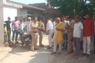 UP News: अराजकतत्वों ने हनुमान मंदिर के पास फेंका मांस का टुकड़ा, लोगों में आक्रोश; पुलिस ने मामला संभाला