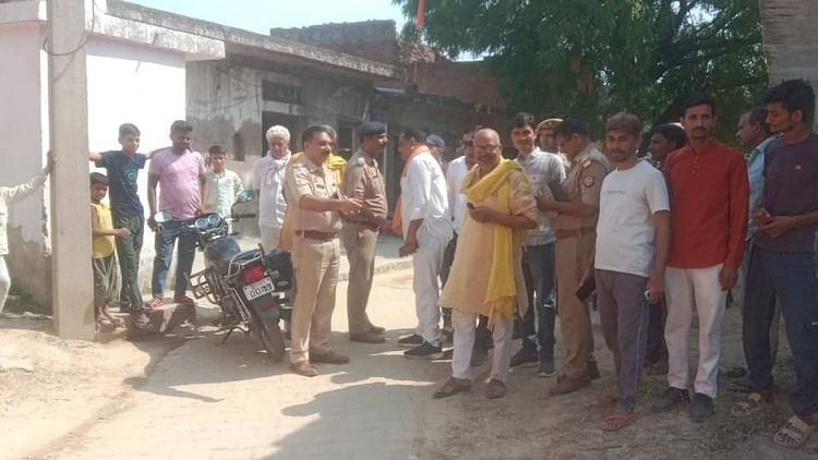 UP News: अराजकतत्वों ने हनुमान मंदिर के पास फेंका मांस का टुकड़ा, लोगों में आक्रोश; पुलिस ने मामला संभाला