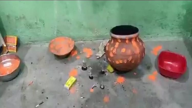हवसी तांत्रिक: मां-बेटी से की छेड़छाड़, बोला-संबंध बनाओगी तब ही बनेगी मिट्टी की ईंट सोने की, 30 हजार डकारे