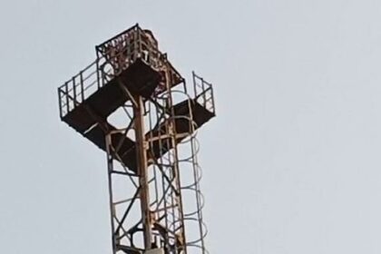 UP: टावर पर चढ़ा हनुमान भक्त नौशाद, चारपाई डालकर ऊपर ही सो गया…वजह जान रह जाएंगे हैरान