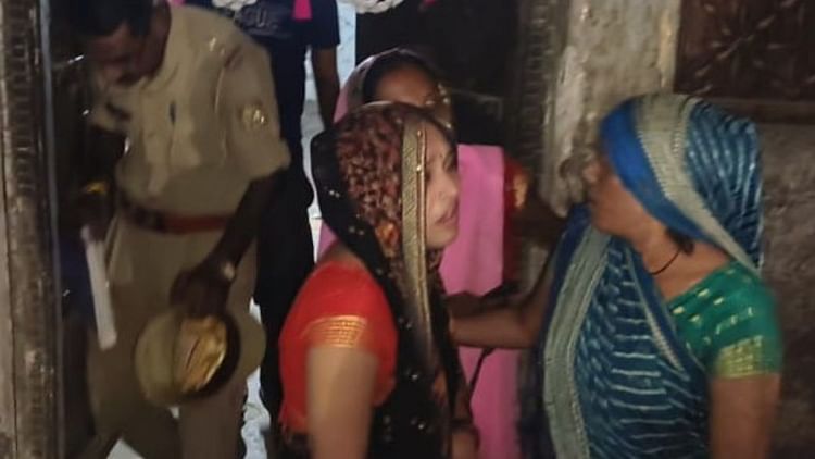UP: शादी के सालभर बाद विवाहिता की गला रेतकर हत्या, घर में मिला खून से लथपथ शव, पति लापता