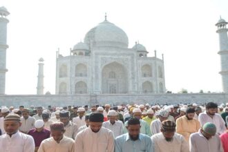 Bakrid 2025: ताजमहल परिसर में अदा की गई नमाज, अमन-चैन की मांगी दुआ, दो घंटे पर्यटकों को मिला निशुल्क प्रवेश