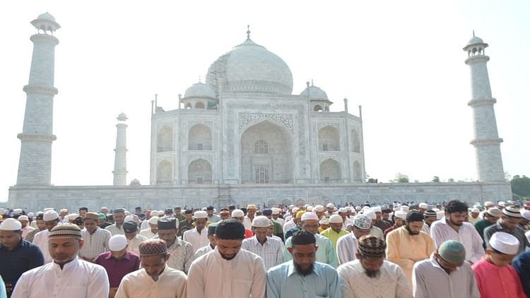 Bakrid 2025: ताजमहल परिसर में अदा की गई नमाज, अमन-चैन की मांगी दुआ, दो घंटे पर्यटकों को मिला निशुल्क प्रवेश