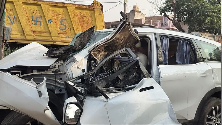 UP: झांसी में दर्दनाक हादसा, डिवाइडर से टकराई कार, तीन की मौत, बच्चों समेत पांच घायल