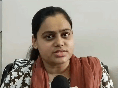 अहमदाबाद विमान हादसा- ट्रैफिक ने बचाई महिला की जान:10 मिनट लेट पहुंची तो फ्लाइट छूटी; लास्ट पैसेंजर होने के बावजूद बोर्डिंग नहीं मिली