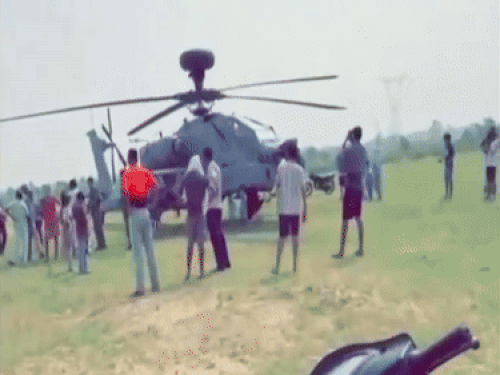 पंजाब में एयरफोर्स के अपाचे हेलिकॉप्टर की इमरजेंसी लैंडिंग:पठानकोट से उड़ान भरी थी, खेत में उतारा; आर्मी ने एरिया घेरा