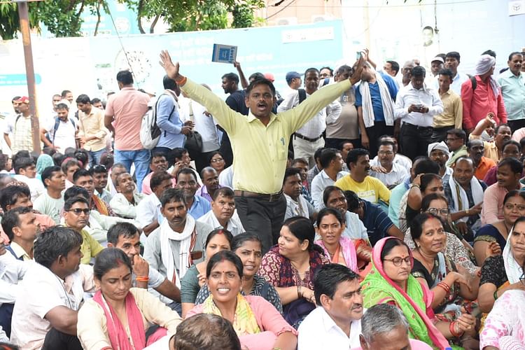 यूपी: सीएम से मिलने की आस में अड़े टीईटी पास शिक्षा मित्रों ने त्यागा भोजन, 19 दिन से लगातार दे रहे हैं धरना