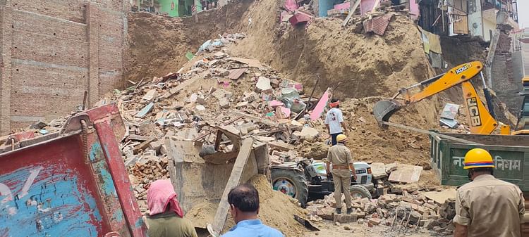 UP: मथुरा में बड़ा हादसा…टीला खिसकने से पांच मकान गिरे, प्रत्यक्षदर्शी बोले- बच्चे समेत कई लोग मलबे में दबे