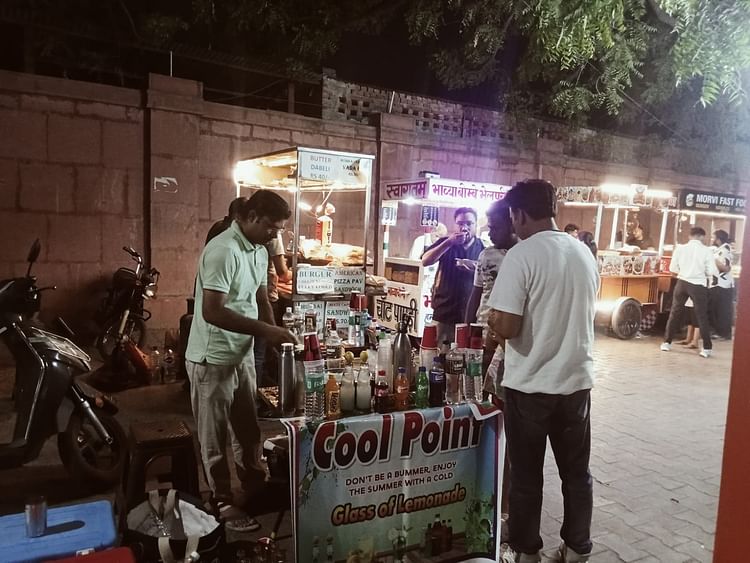 UP: दिन में बीटेक के बच्चों को पढ़ाया…फिर शाम होते ही नींबू पानी बेचते हैं प्रोफेसर, वजह जान चाैंक जाएंगे