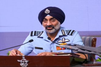 ‘उन्हें मनोहर कहानियां सुनाने दो, हमने तो काम कर दिया’, IAF प्रमुख ने पाक पर कसा तंज