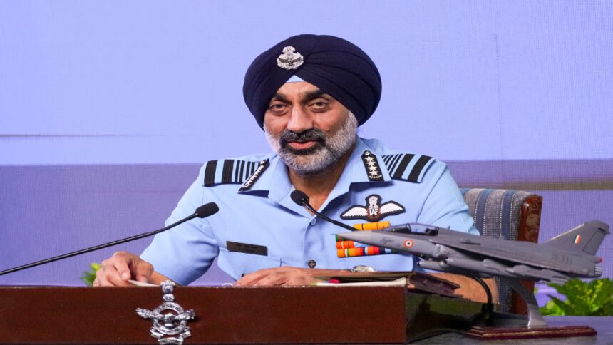 ‘उन्हें मनोहर कहानियां सुनाने दो, हमने तो काम कर दिया’, IAF प्रमुख ने पाक पर कसा तंज