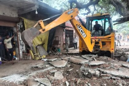 UP News: बरेली के जिन इलाकों में बवाल के आरोपी, वहां अतिक्रमण पर चला नगर निगम का बुलडोजर