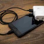 चार्जर में फंसा छोड़ दिया डिवाइस? जानिए क्यों ये छोटी सी गलती बन सकती है बड़े खतरे की वजह