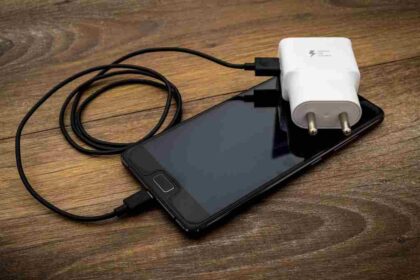 चार्जर में फंसा छोड़ दिया डिवाइस? जानिए क्यों ये छोटी सी गलती बन सकती है बड़े खतरे की वजह