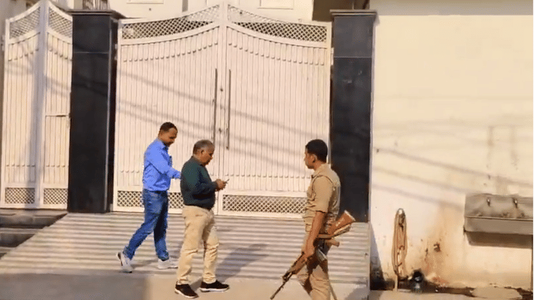 UP: मीट का कारोबार करने वाली इंडिया फ्रोजन फूड कंपनी के ठिकानों पर आयकर छापा, कई शहरों में छापेमारी