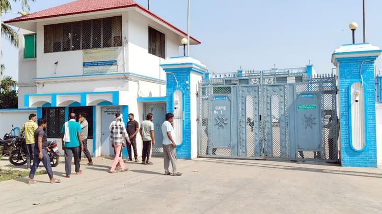 संभल मीट फैक्टरी में छापा: मदरसे में छिपाए दस्तावेज.. दिल्ली में संचालक, टीम ने खतरनाक हालात में की कार्रवाई