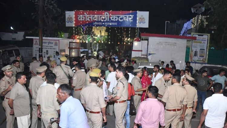 UP: पड़ोसी युवती संग मोमोज खाने गई थी किशोरी, रात में अस्पताल में भर्ती, फिर मौत; परिजन बोले- हत्या हुई है