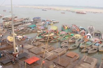 Dev Deepawali 2025: नावों की जांच में 40 में सिर्फ पांच ही चलने योग्य मिलीं, लगाया गया निशान