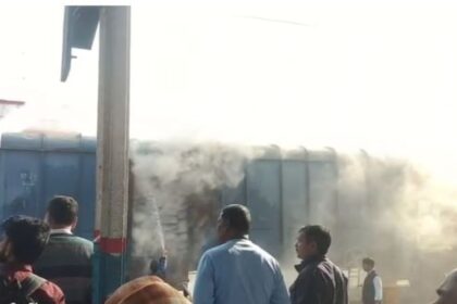 UP News: बरेली में मालगाड़ी के डिब्बे में भड़की आग, मची अफरातफरी; फायर ब्रिगेड ने पाया काबू