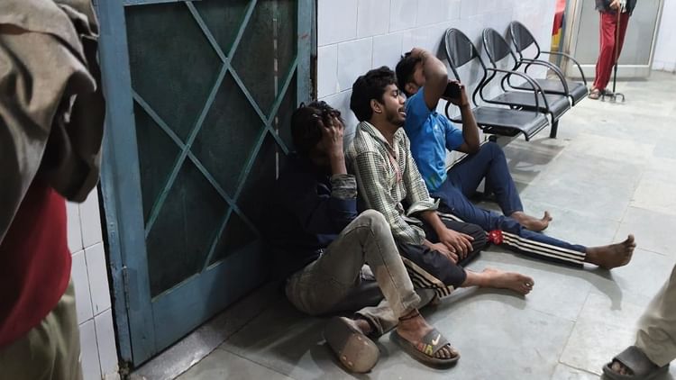 मुरादाबाद: बेटी की डोली उठने से पहले उठीं बहनोई और दामाद की अर्थी, गुस्साए लोगों ने सीएचसी में की तोड़फोड़