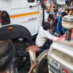 सन्हौला बाजार में बाइक सवार बाल-बाल बचा:ट्रैक्टर और ट्रक के बीच फंसी मोटर साइकिल, मौके पर लोगों ने बचाई जान