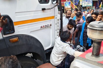 सन्हौला बाजार में बाइक सवार बाल-बाल बचा:ट्रैक्टर और ट्रक के बीच फंसी मोटर साइकिल, मौके पर लोगों ने बचाई जान