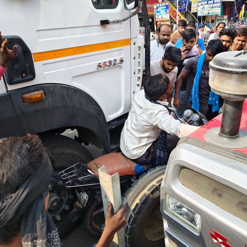 सन्हौला बाजार में बाइक सवार बाल-बाल बचा:ट्रैक्टर और ट्रक के बीच फंसी मोटर साइकिल, मौके पर लोगों ने बचाई जान