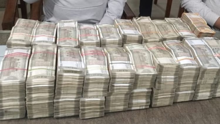 UP: 11 लाख रुपये की एफडी, अब मिले  24.84 लाख रुपये…इस वजह से दंपती को बैंक ने दी दोगुना रकम