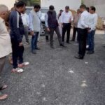 Lucknow: मंडलायुक्त के ठोकर मारते ही उखड़ गई 30 लाख की सड़क, ठेकेदार काली सूची में, केस दर्ज
