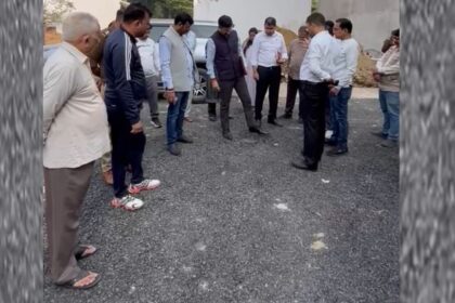 Lucknow: मंडलायुक्त के ठोकर मारते ही उखड़ गई 30 लाख की सड़क, ठेकेदार काली सूची में, केस दर्ज