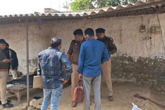 UP: आगरा में बड़ी वारदात…नौकर ने फावड़े से प्रहार कर मालिकन की कर दी हत्या, जांच में जुटी पुलिस