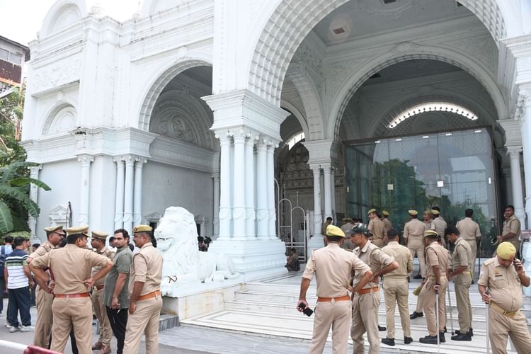 UP: सहाराश्री की पत्नी सपना रॉय ने सहारा शहर के घर से निकाला अपना सामान, अफसरों से नोकझोंक… फिर मिली अनुमति