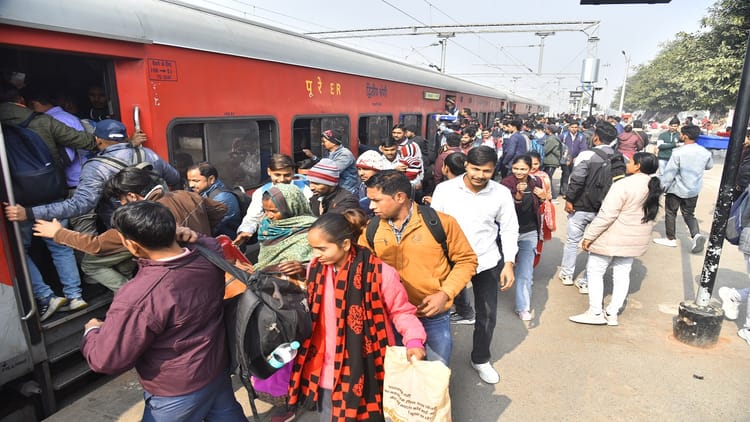 UP News: इंडिगो की उड़ान पर संकट, बरेली होकर चलने वाली बंगलूरू की ट्रेन भी निरस्त, मुंबई की गाड़ियां फुल