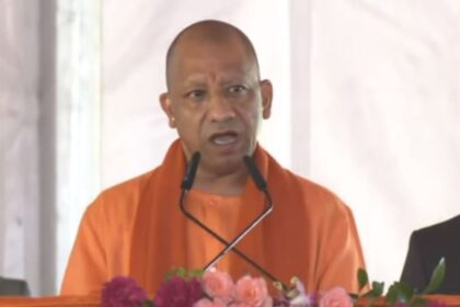 UP: मुरादाबाद पहुंचे सीएम योगी आदित्यनाथ, अधिकारियों और जनप्रतिधियों के साथ कर रहे बैठक