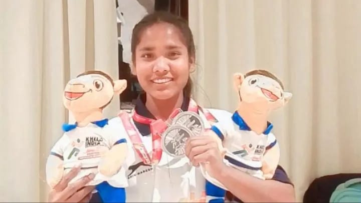 झुग्गी में रहने वाली बेटी ने सिल्वर मेडल जीतकर रचा इतिहास,खेलो इंडिया में लहराया परचम,गरीबी को हराकर पाई सफलता