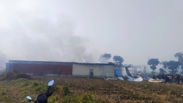 बिजनौर में पटाखा फैक्ट्री में धमाके के बाद उड़ी टीन, भीषण आग लगने से मच गया हड़कंप