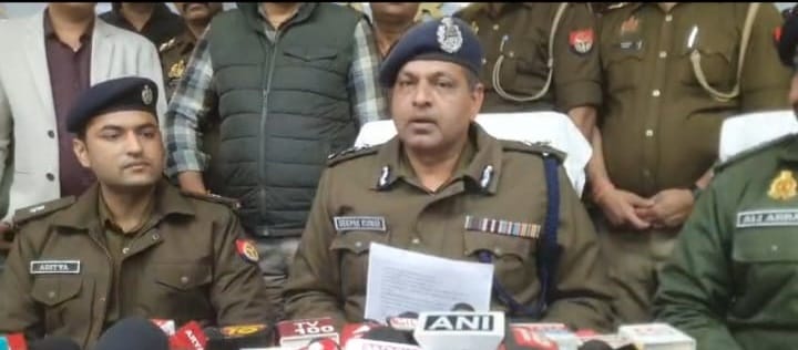 Agra: घने बाजारों में दुकानों के बाहर खड़े वाहनों के नहीं होंगे चालान, पुलिस आयुक्त ने व्यापारियों को दी राहत